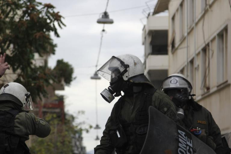 Μεγάλη επιχείρηση στα Εξάρχεια – Εκκενώνεται κτίριο υπό κατάληψη